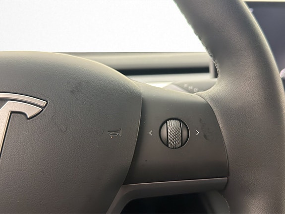 Tesla Model Y 17 of 30
