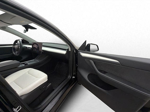 Tesla Model Y 27 of 30