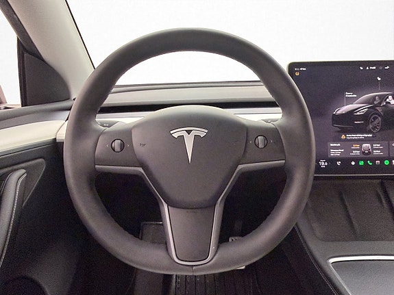 Tesla Model Y 15 of 30
