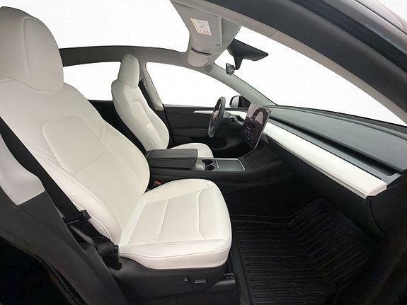 Tesla Model Y 26 of 30