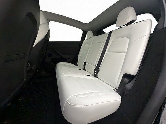 Tesla Model Y 28 of 30