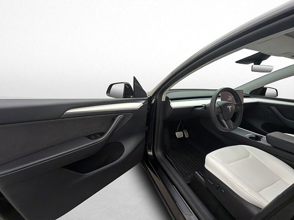 Tesla Model Y 11 of 30