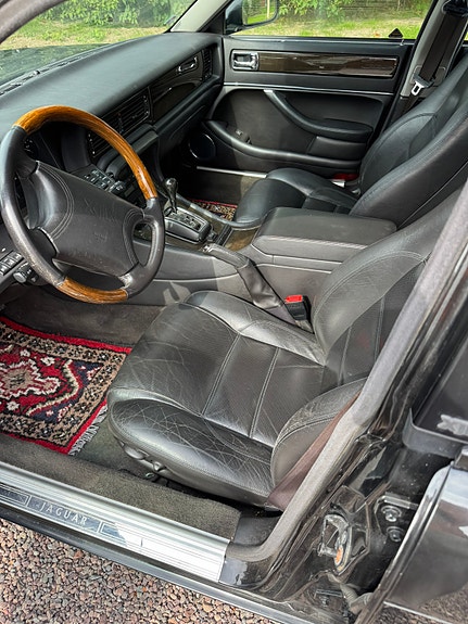 Jaguar XJR 8 of 13