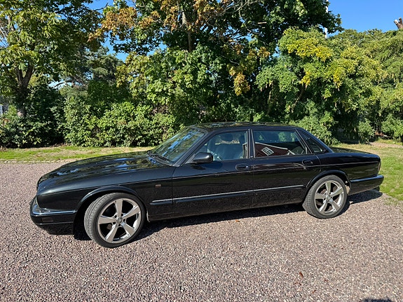 Jaguar XJR 2 of 13