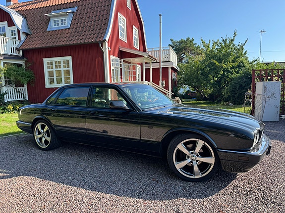 Jaguar XJR 4 of 13