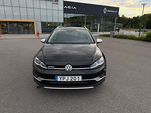 Volkswagen Golf Alltrack 2 of 11