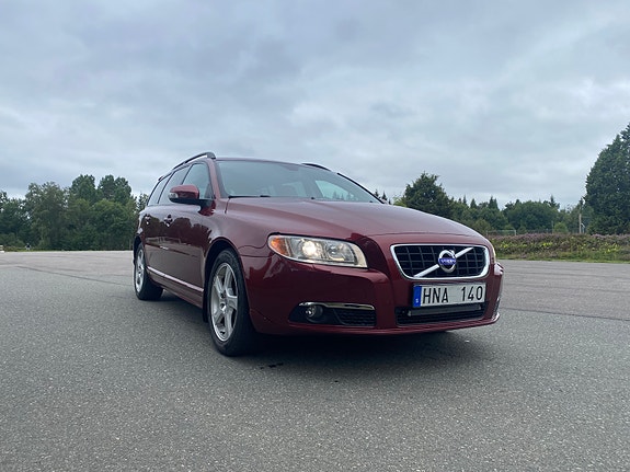 Volvo V70 2 of 7