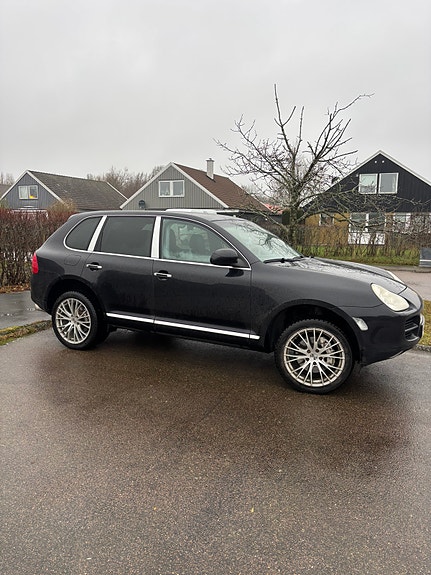 Porsche Cayenne S 4 of 4
