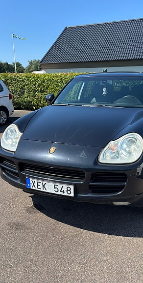 Porsche Cayenne S 2 of 4