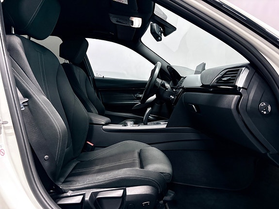 BMW 320i 26 of 28