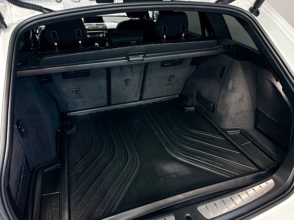 BMW 320i 8 of 28