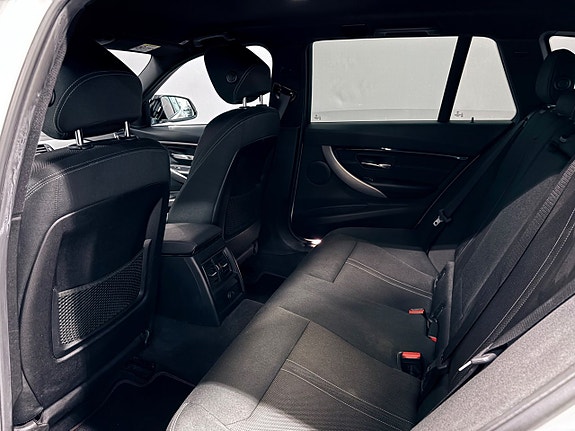 BMW 320i 11 of 28