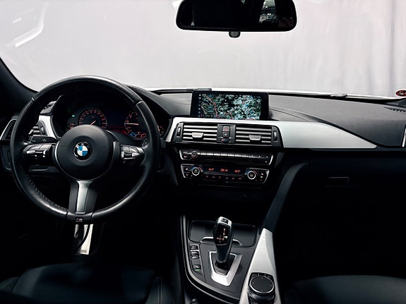 BMW 320i 12 of 28