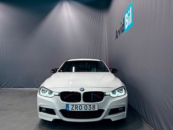 BMW 320i 2 of 28
