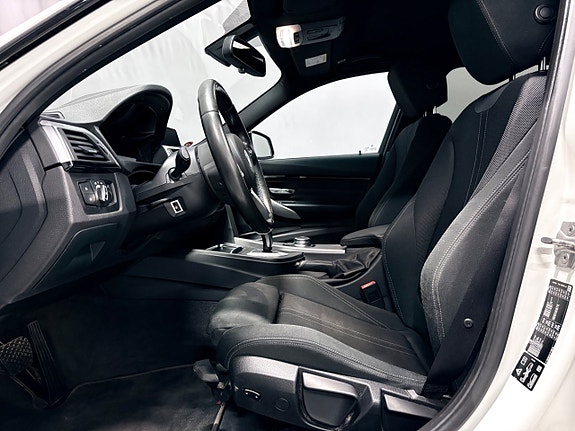 BMW 320i 10 of 28