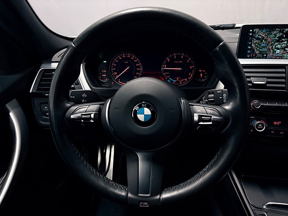 BMW 320i 13 of 28