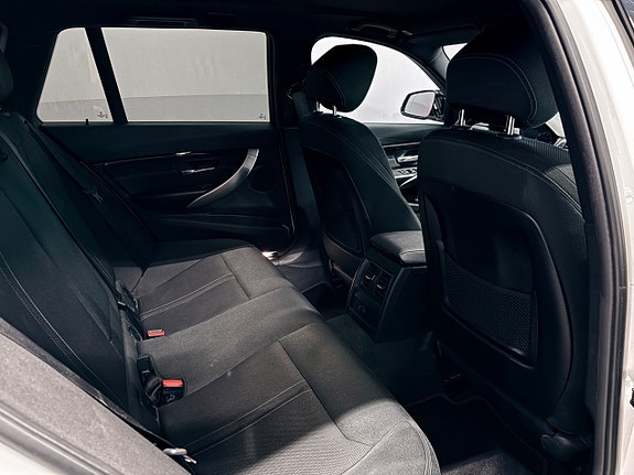 BMW 320i 27 of 28