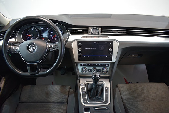 Volkswagen Passat 15 of 23