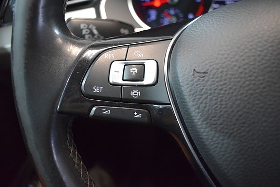 Volkswagen Passat 17 of 23