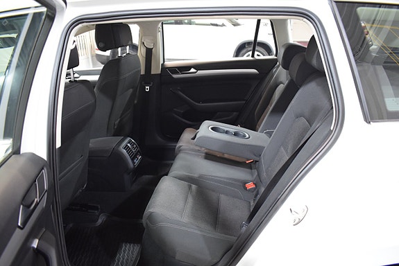 Volkswagen Passat 14 of 23
