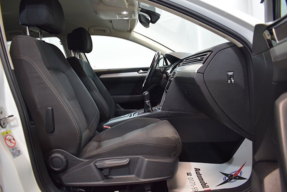 Volkswagen Passat 12 of 23
