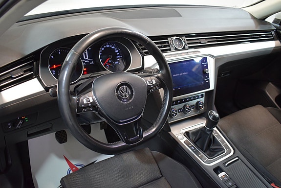 Volkswagen Passat 9 of 23