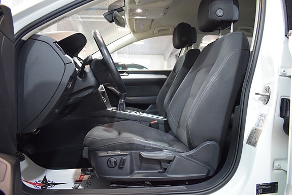 Volkswagen Passat 10 of 23