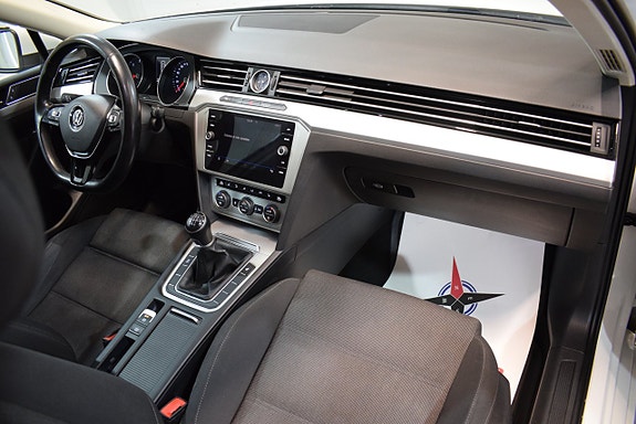 Volkswagen Passat 11 of 23
