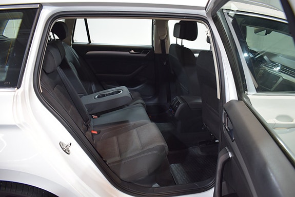 Volkswagen Passat 13 of 23