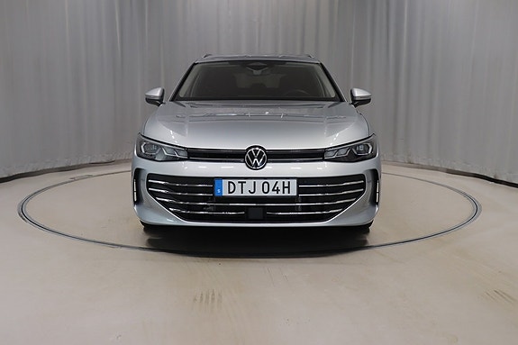 Volkswagen Passat 2 of 12