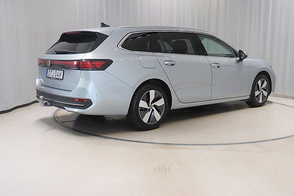 Volkswagen Passat 4 of 12