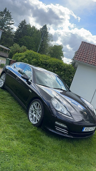 Porsche Panamera 4S 2 of 4