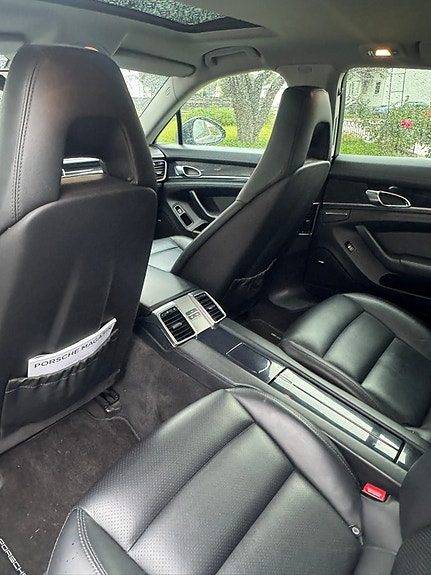 Porsche Panamera 4S 3 of 4