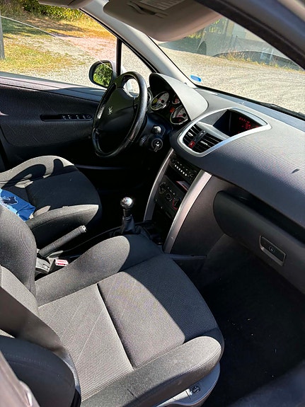 Peugeot 207 SW 3 of 3