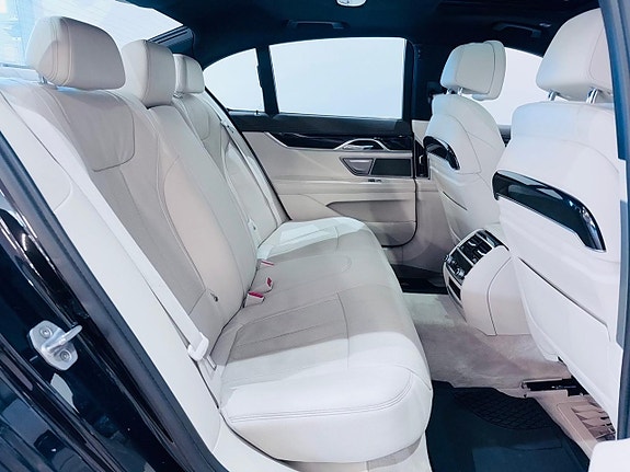 BMW 740d 8 of 29