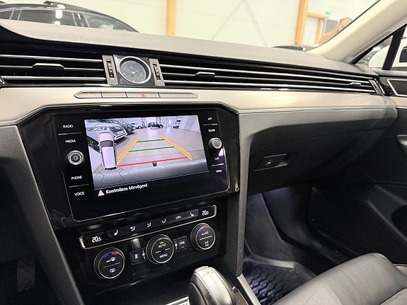 Volkswagen Passat 12 of 19