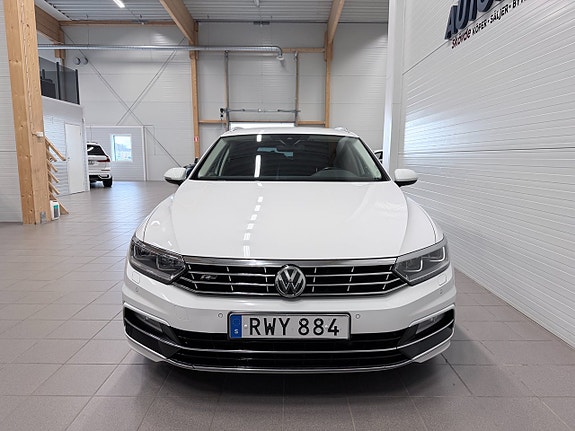 Volkswagen Passat 2 of 19