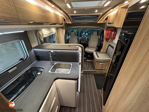 Knaus SKY 700 MEG PLATINUM // AUT // 160HK // ENKELBÄDDAR 7 of 14