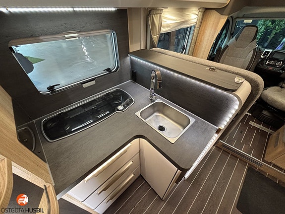 Knaus SKY 700 MEG PLATINUM // AUT // 160HK // ENKELBÄDDAR 8 of 14