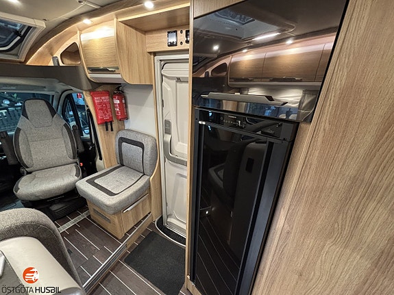 Knaus SKY 700 MEG PLATINUM // AUT // 160HK // ENKELBÄDDAR 9 of 14