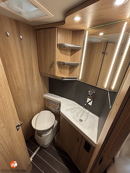 Knaus SKY 700 MEG PLATINUM // AUT // 160HK // ENKELBÄDDAR 14 of 14
