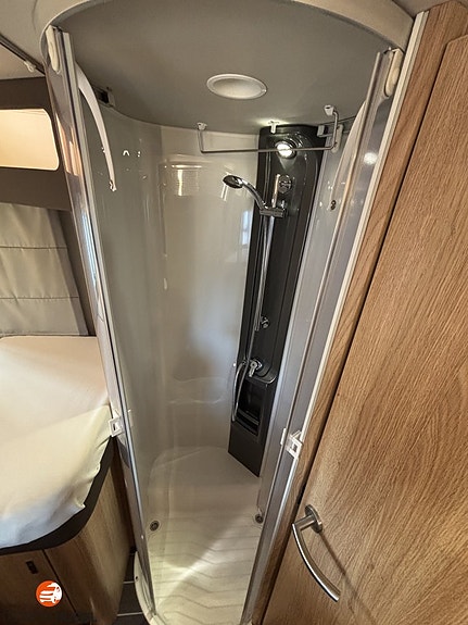 Knaus SKY 700 MEG PLATINUM // AUT // 160HK // ENKELBÄDDAR 13 of 14