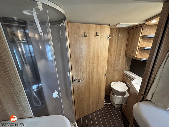 Knaus SKY 700 MEG PLATINUM // AUT // 160HK // ENKELBÄDDAR 12 of 14