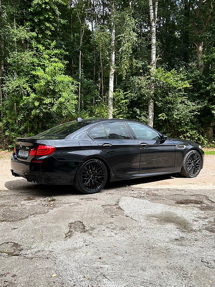 BMW M5 3 of 9