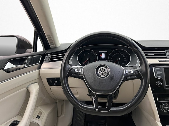 Volkswagen Passat 13 of 29