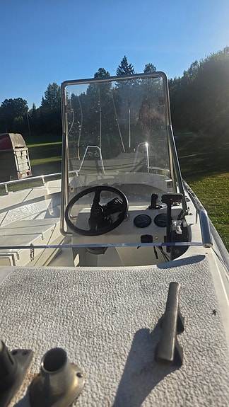 Styrpulpetbåt med 80 hk motor och Båt Trailer 80 km/h 3 of 4
