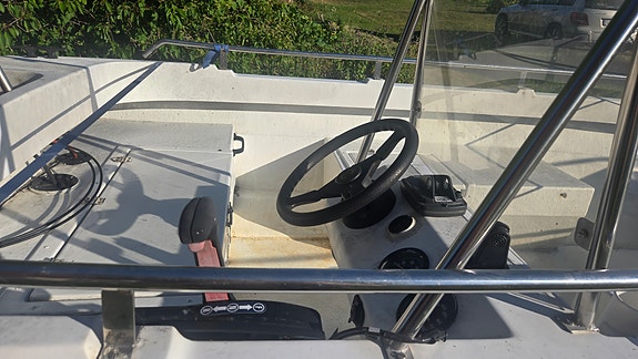 Styrpulpetbåt med 80 hk motor och Båt Trailer 80 km/h 2 of 4
