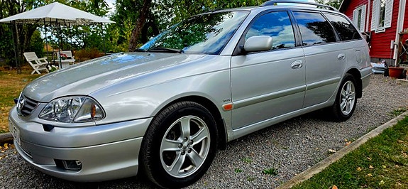 Toyota Avensis 2 of 5