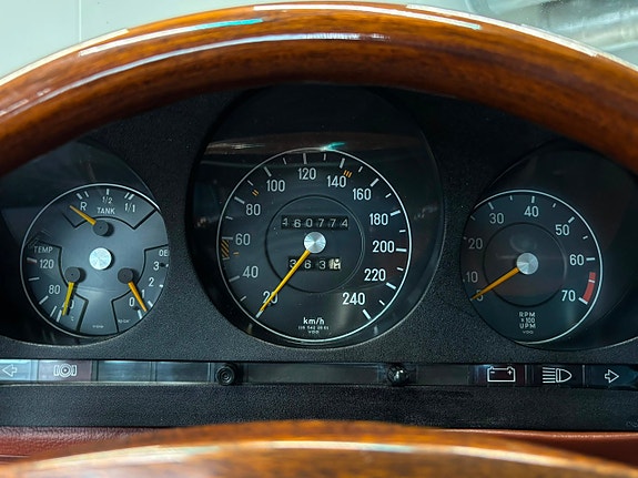 Mercedes-Benz SL350 16 of 23