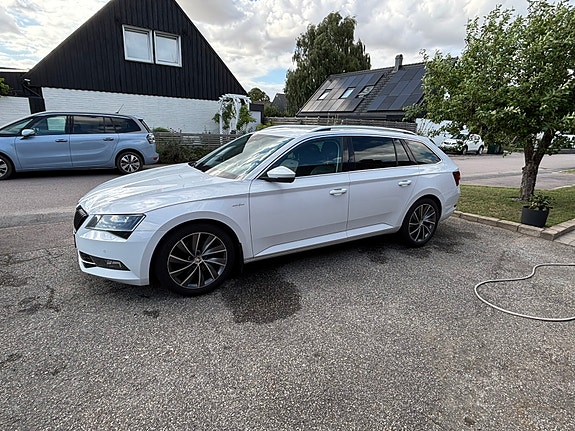 Skoda Superb 2 of 9